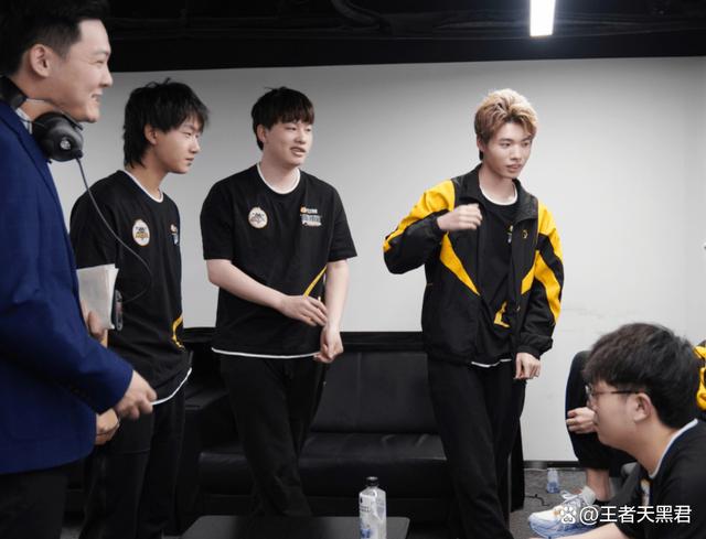 北城朱雀队鏖战关中战狼队，羽毛球联赛火力全开，转换速度占优。边路成突破口的简单介绍