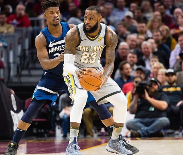 北城朱雀队鏖战关中战狼队，羽毛球联赛火力全开，转换速度占优。边路成突破口的简单介绍