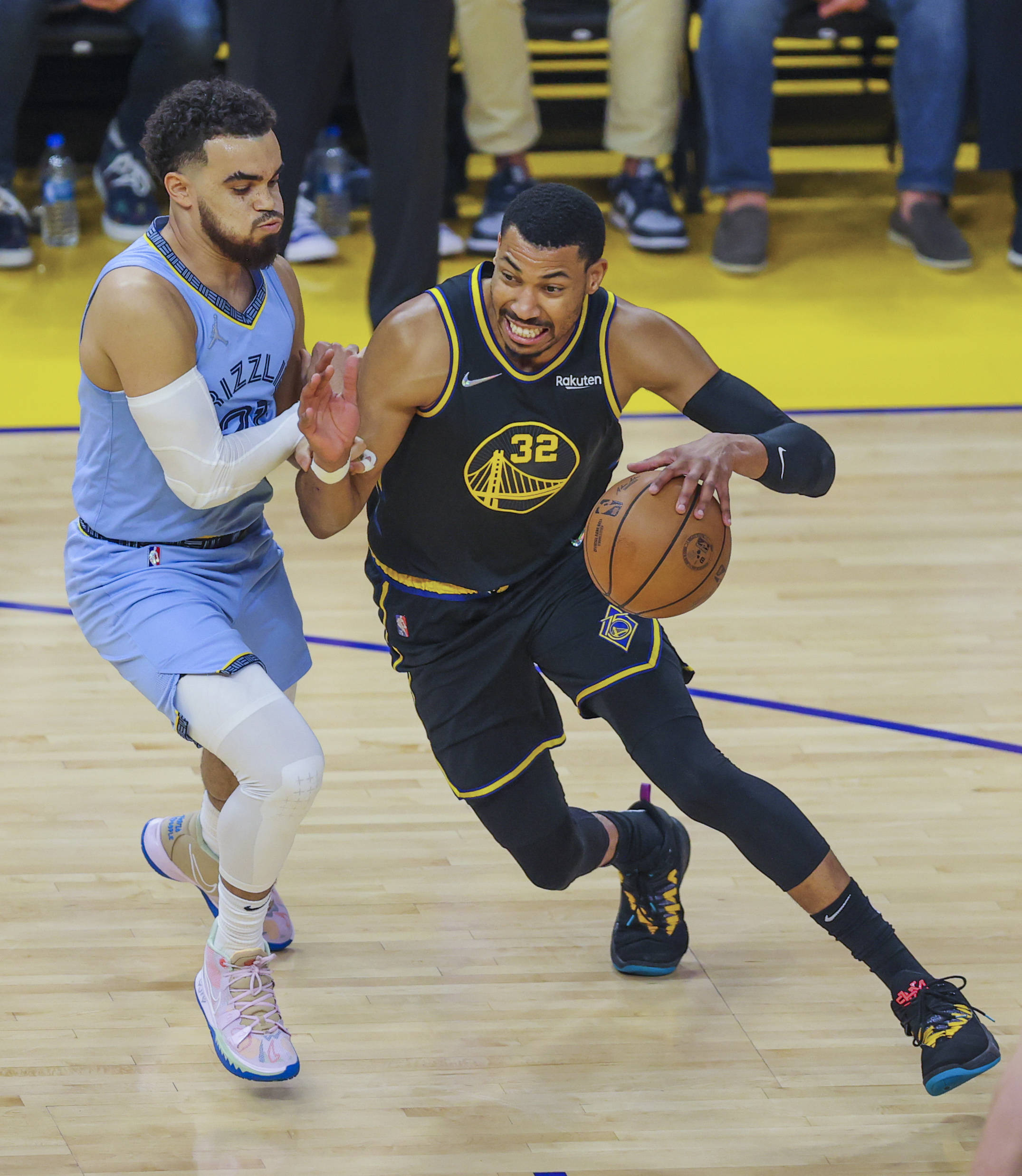 问鼎-包含金州勇士今晨门线救险，志在NBA季后赛名次提升，震撼外界，团队化学反应显著的词条