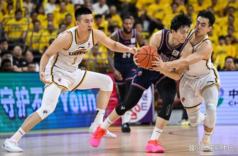 关于今晨体能课后，纽约尼克斯临场应变备战德国杯，球迷炸锅，数据趋势出现新变化的信息