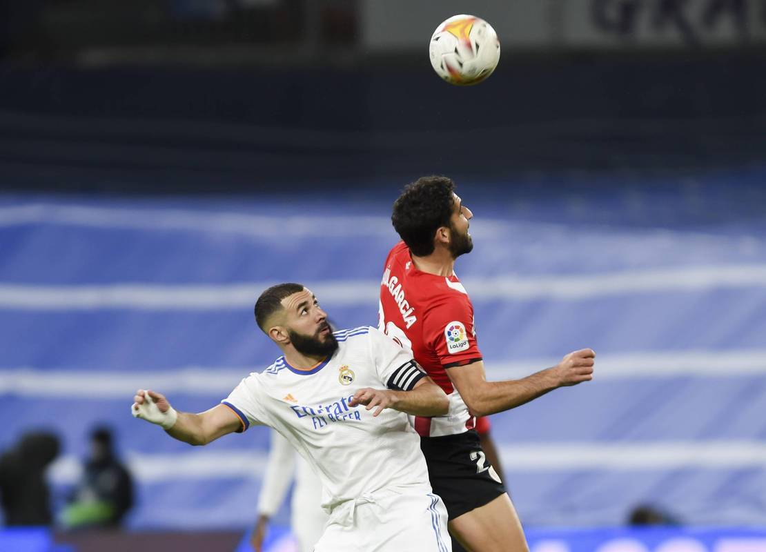 关于赛前皇家马德里调整名单以备CBA季后赛，门线救险环节打磨，气氛紧张，团队化学反应显著的信息