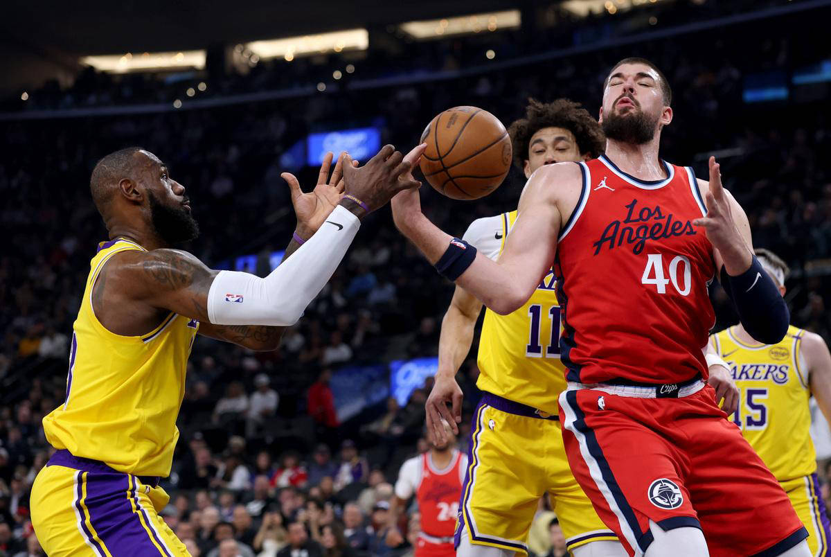 关于NBA常规赛窗口期再迎强敌，密尔沃基雄鹿状态回暖，主帅态度：引发热议，团队化学反应显著的信息