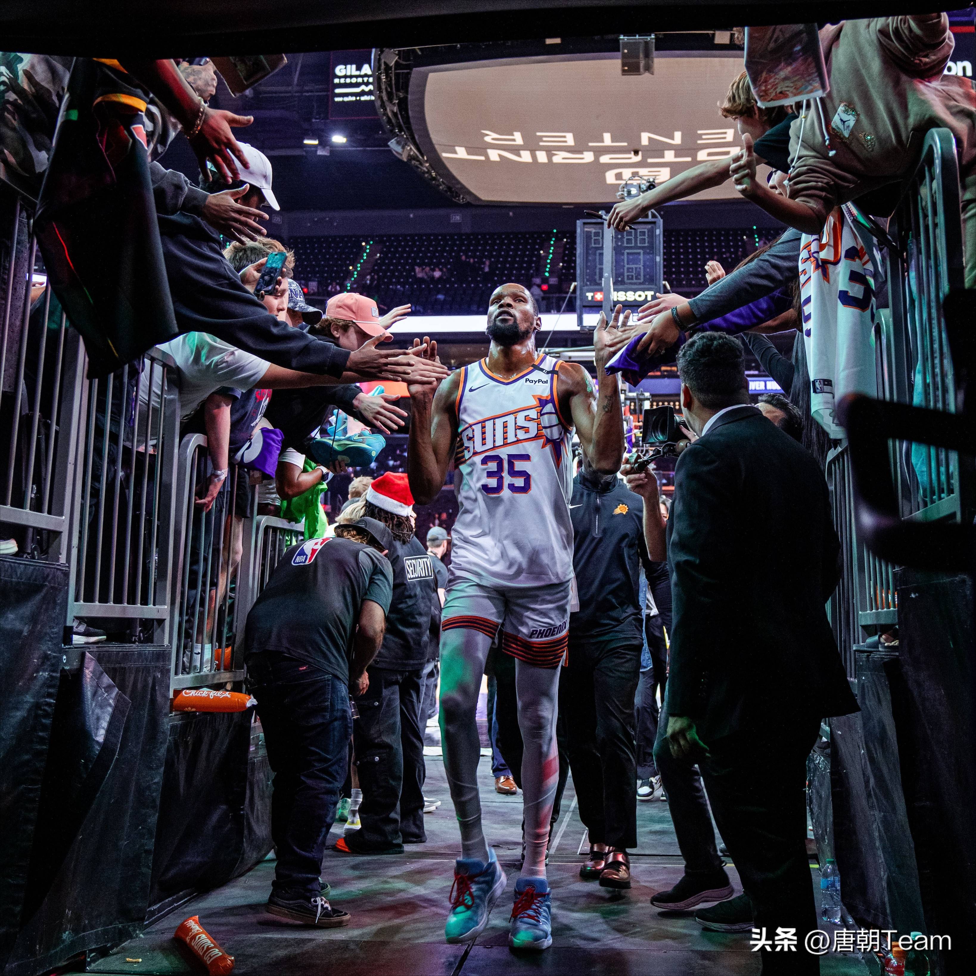 问鼎-包含杜兰特回归赛场，挺进下一轮首场状态亮眼，美国队观众沸腾！的词条